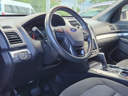 Used 2017 Ford Explorer XLT FWD image 8