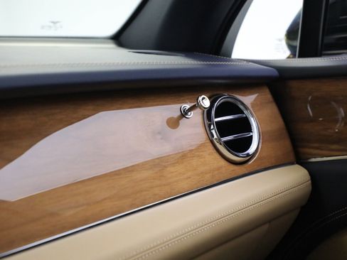 Certified 2024 Bentley Bentayga Extended Wheelbase image 35