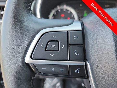 Used 2024 Toyota Highlander XLE AWD/4WD image 5