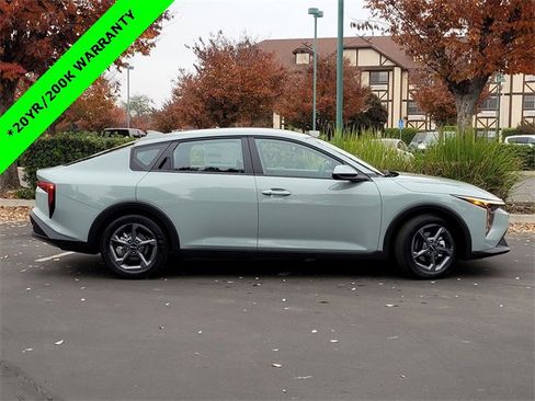 New 2025 Kia K4 LXS image 3