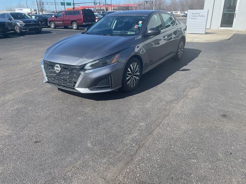 Used 2024 Nissan Altima 2.5 SV image 2