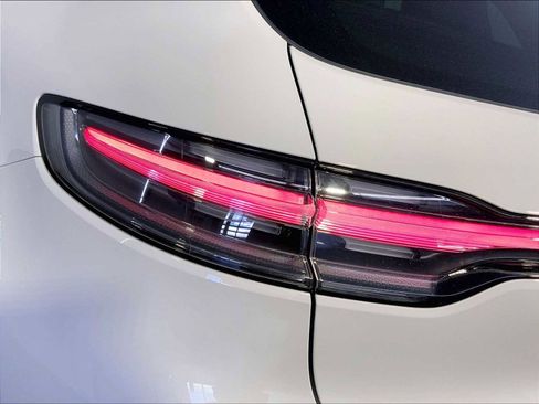 Certified 2022 Porsche Macan S image 30