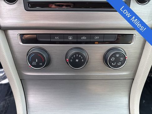 Used 2017 Volkswagen Golf S image 18