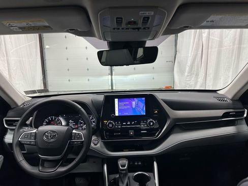 Used 2025 Toyota Highlander XLE image 43