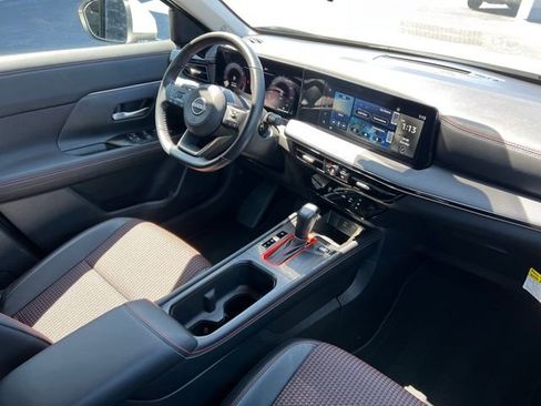 Used 2025 Nissan Kicks SR image 17