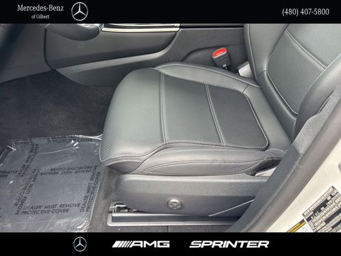 Used 2025 Mercedes-Benz GLC 300 image 13