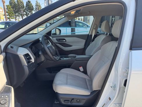 Used 2025 Nissan Rogue SV FWD image 29