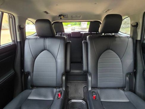 Used 2025 Toyota Highlander XLE FWD image 39