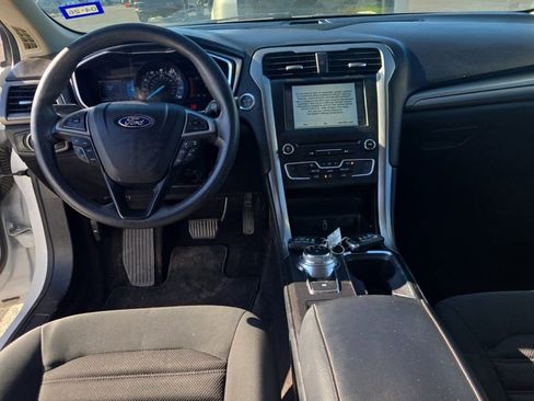 Used 2017 Ford Fusion SE w/ Fusion SE Technology Package image 4