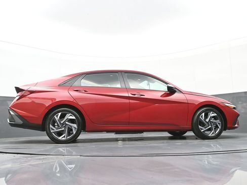 Certified 2025 Hyundai Elantra Sport image 42