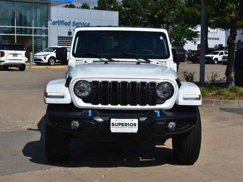 Used 2024 Jeep Wrangler Unlimited AWD/4WD image 2