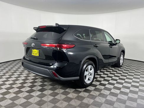 Used 2023 Toyota Highlander L image 6