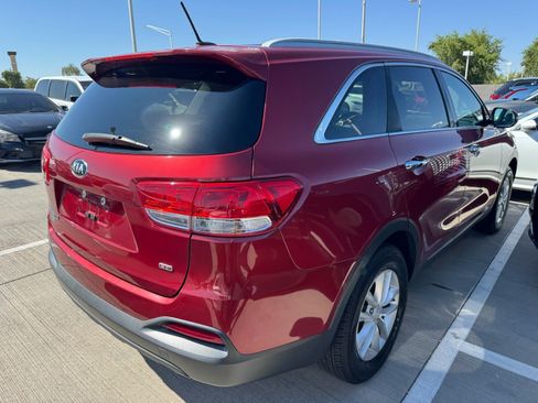 Used 2017 Kia Sorento FWD image 4