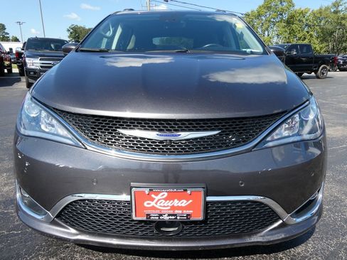Used 2019 Chrysler Pacifica Touring Plus w/ Advanced Safetytec Group FWD image 9
