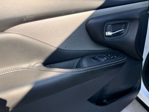 Used 2022 Nissan Murano SV w/ SV Midnight Edition Package image 9