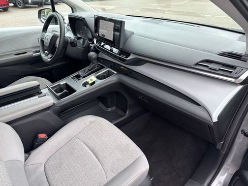 Used 2026 Toyota Sienna LE FWD image 15