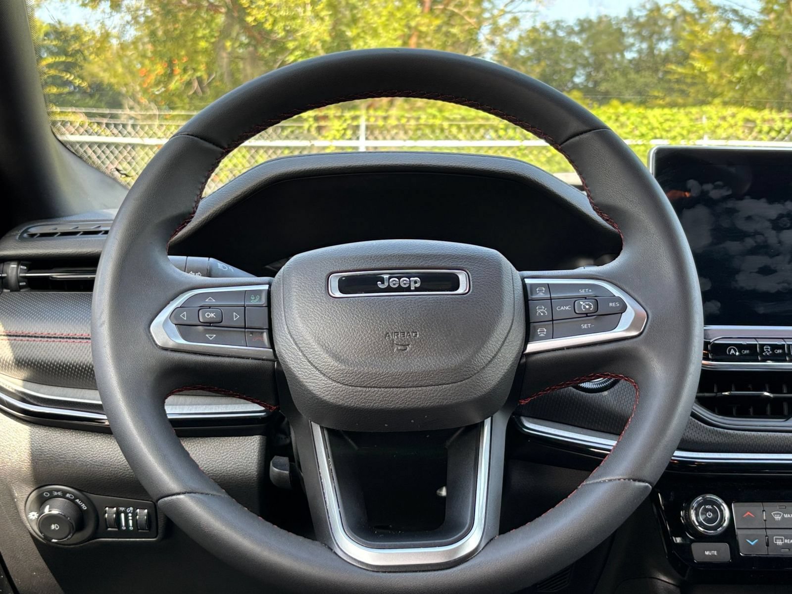 Used 2025 Jeep Compass Trailhawk AWD/4WD image 25