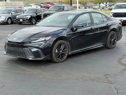 Used 2025 Toyota Camry SE image 3