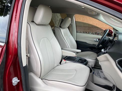 Used 2018 Chrysler Pacifica Limited FWD image 58