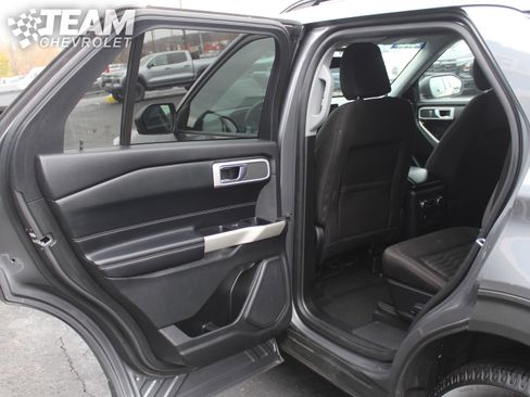Used 2021 Ford Explorer XLT image 19