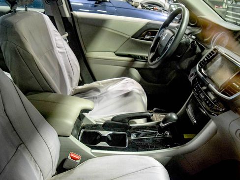 Used 2017 Honda Accord EX image 6