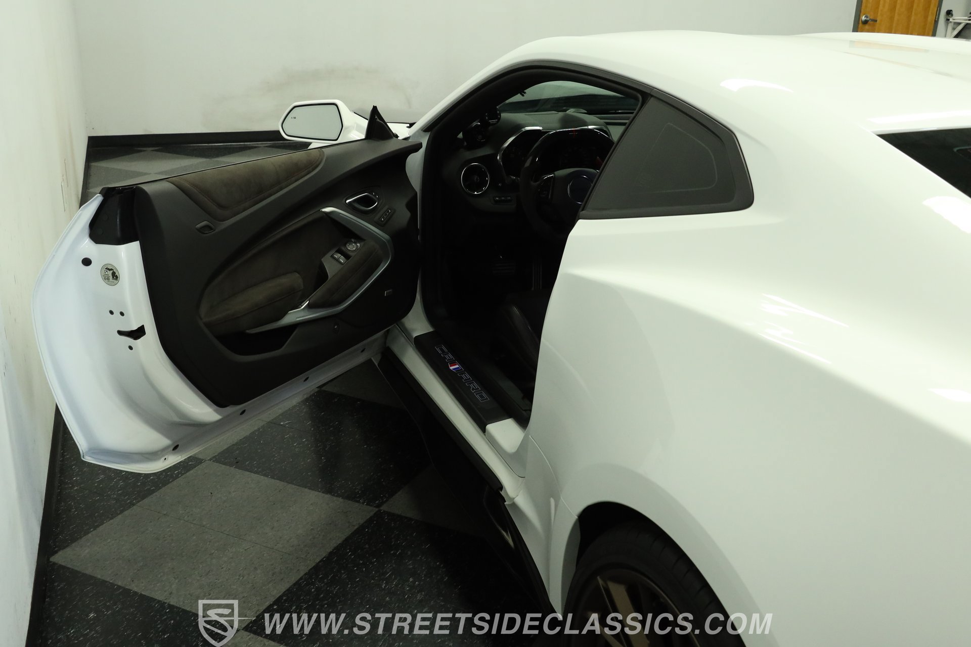 Used 2018 Chevrolet Camaro ZL1 RWD image 33