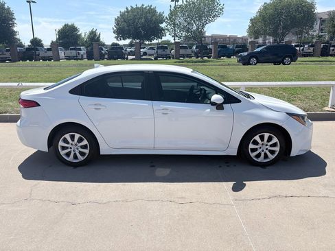 Used 2022 Toyota Corolla LE FWD image 3