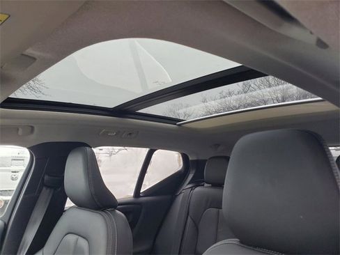 Used 2025 Volvo XC40 B5 Core image 13