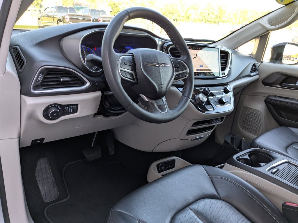 Used 2024 Chrysler Pacifica Touring-L FWD image 10