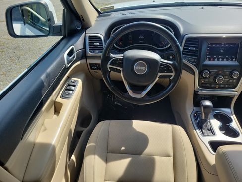 Used 2021 Jeep Grand Cherokee Laredo AWD/4WD image 19