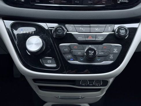 Used 2023 Chrysler Pacifica Touring-L FWD image 37