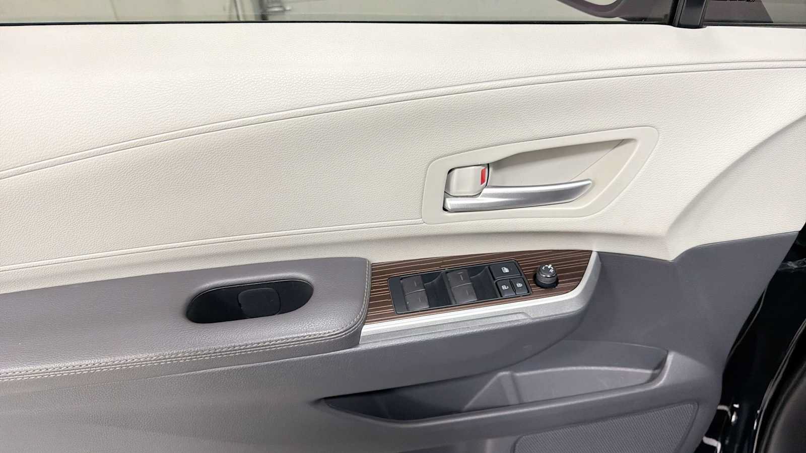Certified 2022 Toyota Sienna XLE w/ XLE Plus Package FWD image 15