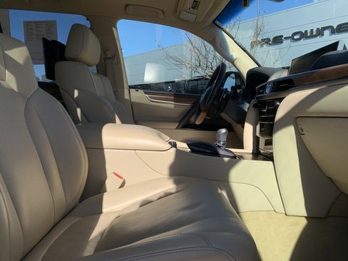 Used 2020 Lexus LX 570 4WD w/ 3rd Row & Luxury Pkg image 35