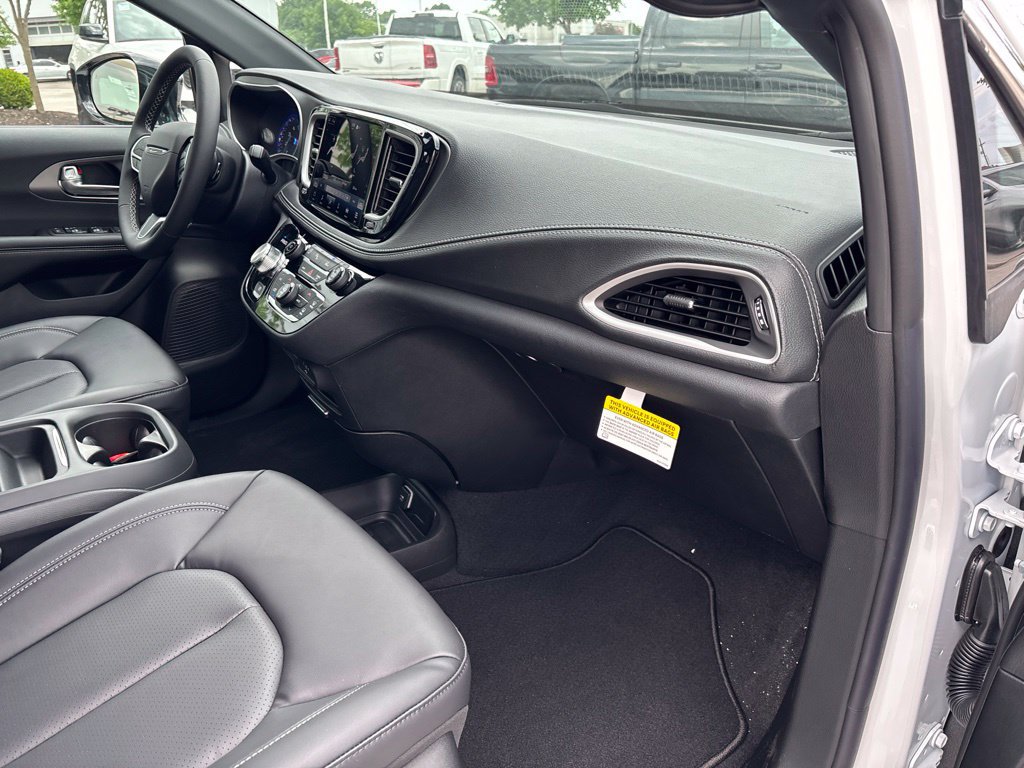 New 2027 Chrysler Pacifica Select FWD image 48