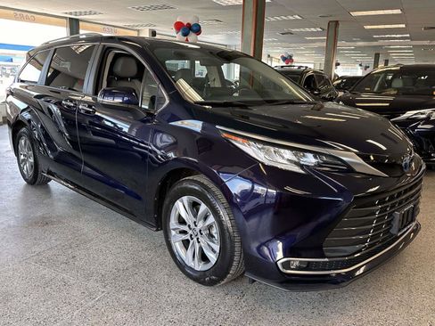 Used 2024 Toyota Sienna Limited image 5