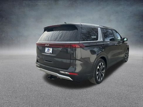 Used 2024 Kia Carnival EX image 5