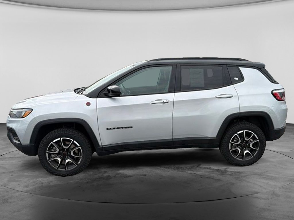 Used 2025 Jeep Compass Trailhawk AWD/4WD image 5