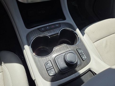 Used 2023 GMC Acadia SLT AWD/4WD image 30