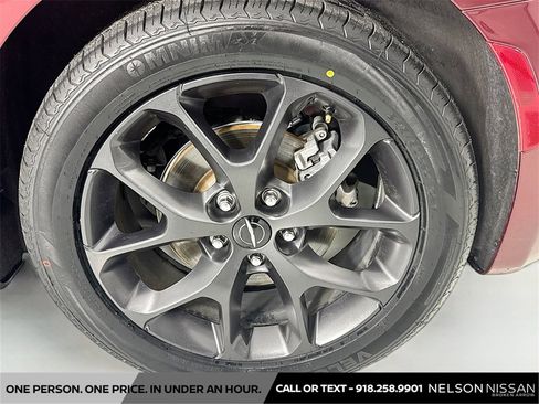 Used 2022 Chrysler Pacifica Limited w/ Uconnect Theater Family Group image 35