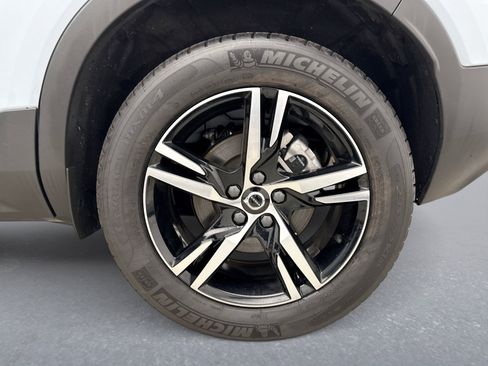 Used 2025 Volvo XC40 B5 Core AWD/4WD image 26