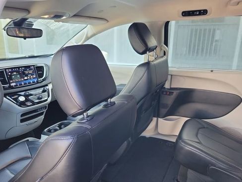 Used 2023 Chrysler Pacifica Touring-L image 29