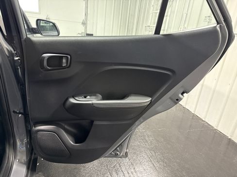 Used 2022 Hyundai Venue Limited FWD image 16
