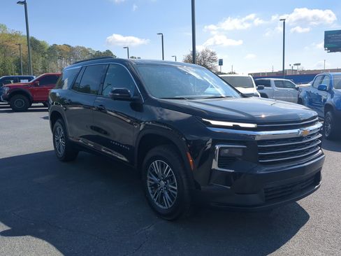 Used 2024 Chevrolet Traverse LT image 3
