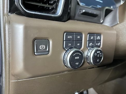 Used 2023 GMC Sierra 1500 Denali w/ Technology Package AWD/4WD image 9