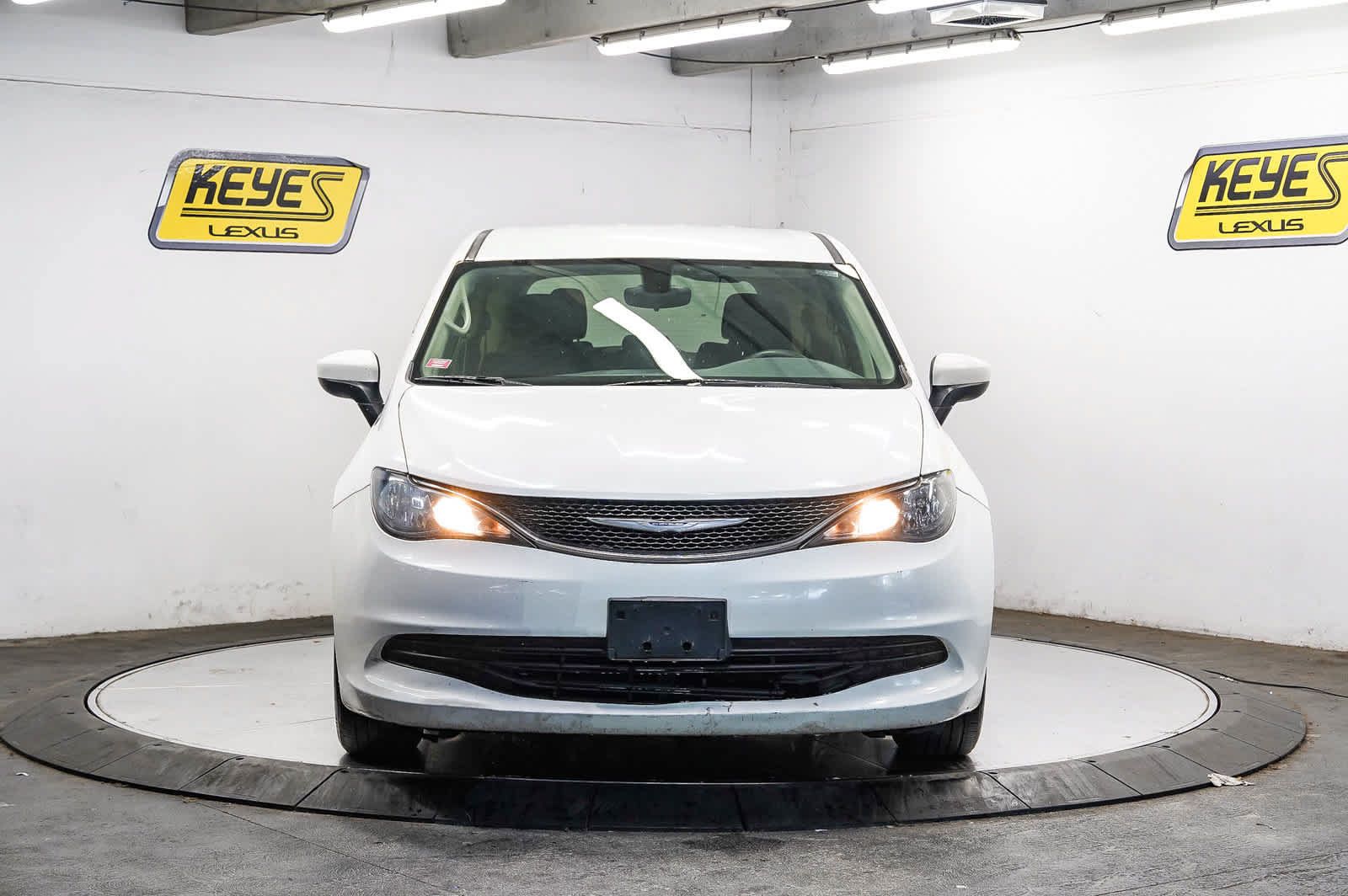 Used 2017 Chrysler Pacifica Touring FWD image 6