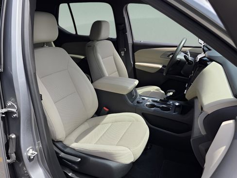 Used 2023 Chevrolet Traverse LS FWD image 15