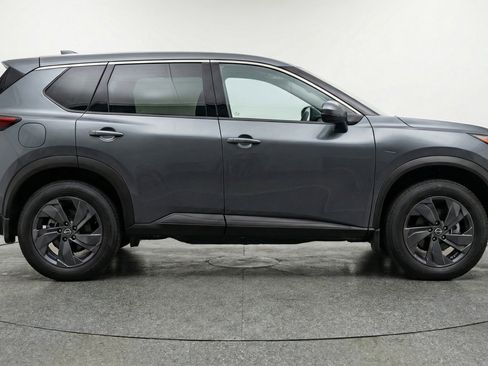 Used 2025 Nissan Rogue SV image 11
