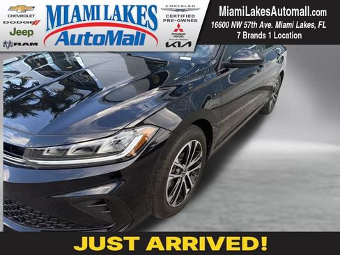 Used 2025 Volkswagen Jetta Sport FWD image 1