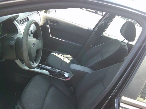 Used 2011 Ford Focus SE image 7