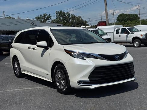 Used 2021 Toyota Sienna XLE AWD/4WD image 3